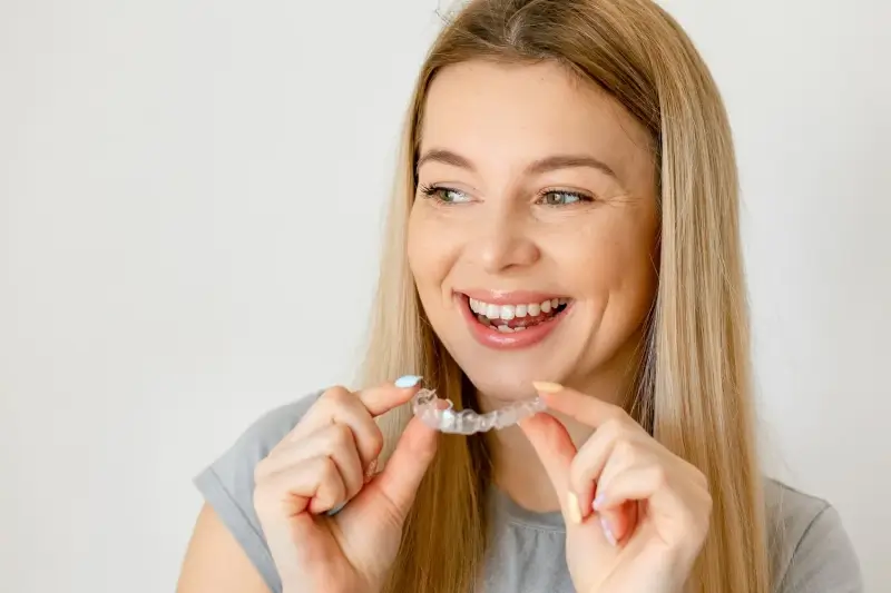 Czym się różni Clear Aligner od Invisalign?